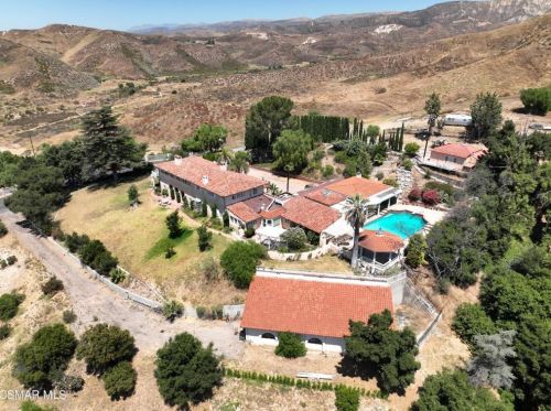 3192 Sycamore Dr, Simi Valley CA 93065-2703 exterior