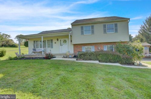 8 Windward Dr, Dale, PA 19504-9400