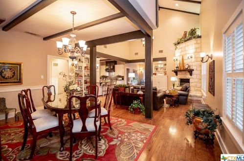 6 Cotswold Ln, Victoria, TX 77904-1674