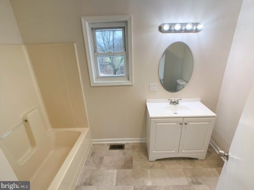 108 Robins Run, Swedesboro NJ  08085-1336 exterior