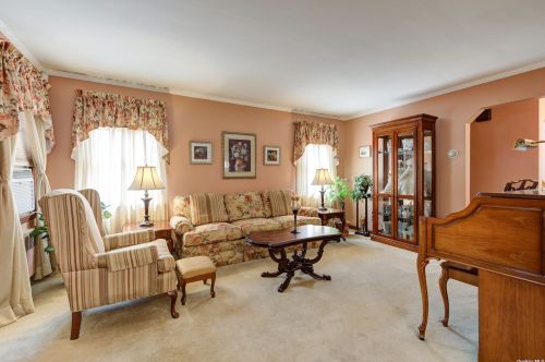 437 Leonard Blvd, New Hyde Park, NY 11040-4043