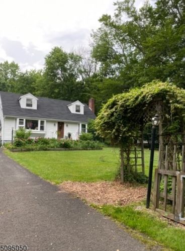 81 Ferguson Rd, Warren, NJ 07059-5501