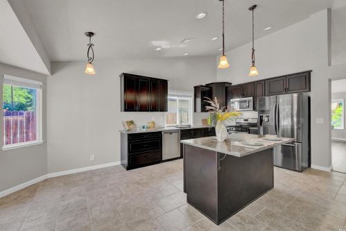 537 Stanford St, Vacaville CA  95687-4609 exterior