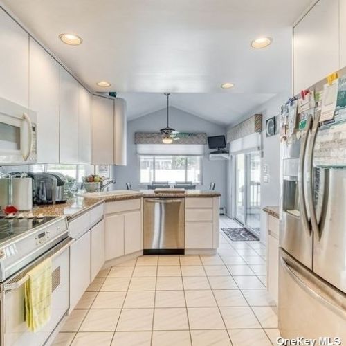 3951 Wolkow Ave, Seaford, NY 11783-1444