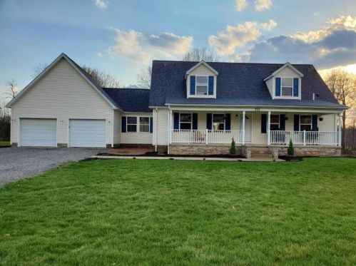 70 Wolf Creek Dr, Grove City, PA 16127-3846
