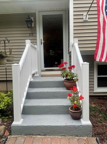 23 High Point Dr, Northford, CT 06472-1444