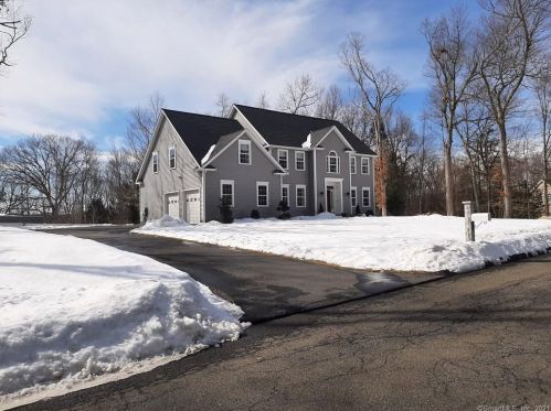 2 Cobblestone Ct, Brookfield Center, CT 06804-2301
