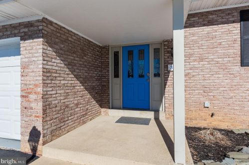 327 Ashford Dr, Lancaster PA 17601-3535 exterior