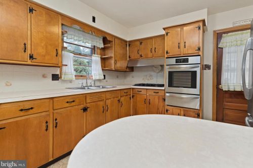 355 7 St, Harrisburg PA 17113-2012 exterior