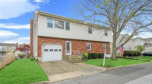 2661 Peconic Ave, Seaford NY  11783-3451 exterior