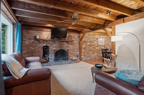 4 Bancroft Rd, Newton, NH 03858-3302