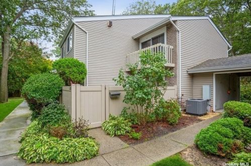 228 Springmeadow Dr, Holbrook, NY 11741-4138