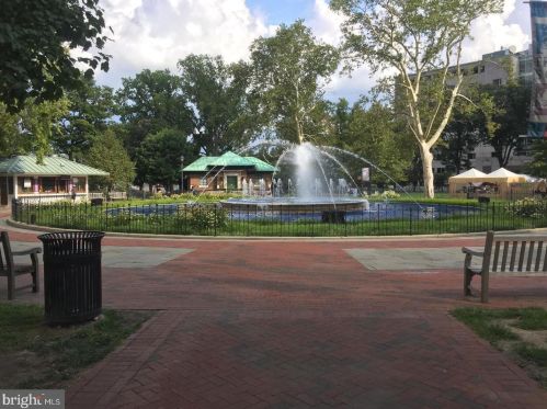 201 8th St, Philadelphia PA  19106-3519 exterior