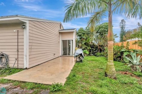10579 Bobbie Ln, West Palm Beach FL  33411-3042 exterior