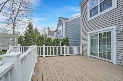 118 Hitching Post Ln, Yorktown Hgts NY  10598-2833 exterior