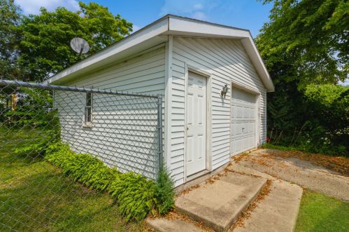 109 Darwin St, Lake Geneva, WI 53147-2010