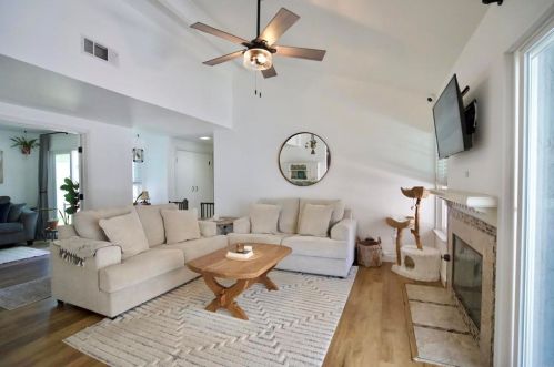 42137 Teatree Ct, Temecula CA  92591-3825 exterior