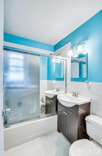 22 Stuart Dr, East Brunswick NJ  08816-3808 exterior