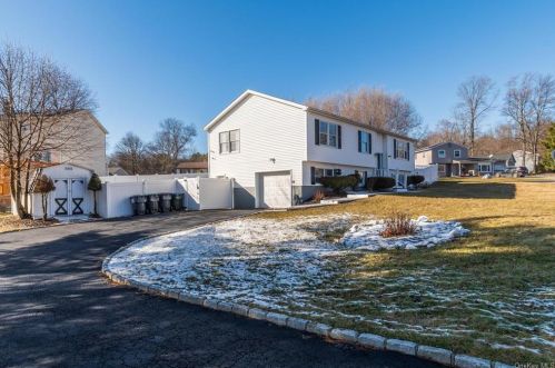 8 Rondack Rd, Middletown, NY 10941-1649
