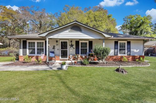 35 Hewlett Rd, Beaufort, SC 29907-2216