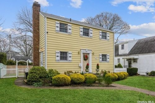 6 Greenway, New Hyde Park, NY 11040-2225