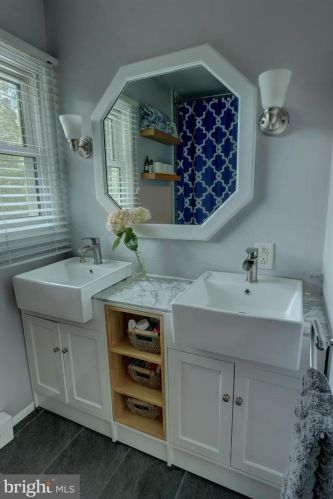 570 Old Orchard Ln, Camp Hill PA  17011-1828 exterior