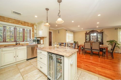 250 Bixley Heath, Lynbrook NY  11563-3138 exterior