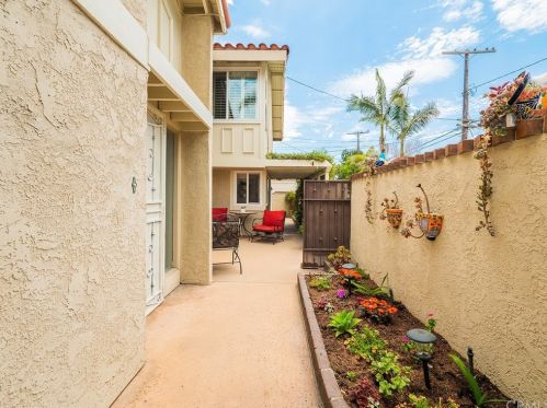 649 Park Ave, Long Beach, CA 90814-1813