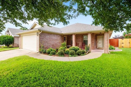 10605 Aransas Dr, Fort Worth, TX 76131-3923
