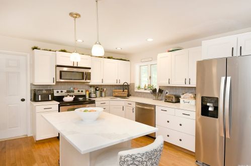 30 Syosset Rd, Scotts Beach, NY 11789-1809