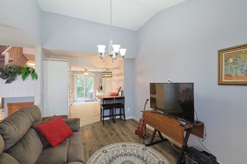 20 Hemlock Ct, Fishkill NY  12524-2618 exterior