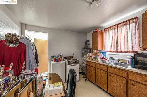 4327 Essex St, Oakland CA 94608-1216 exterior