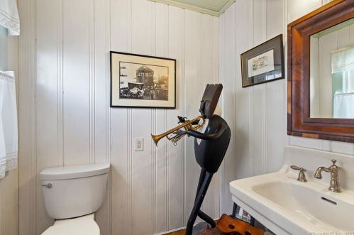 3 Riverside Pl, Gales Ferry CT  06335-1442 exterior