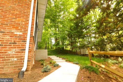 7816 Glenister Dr, Springfield VA  22152-2006 exterior