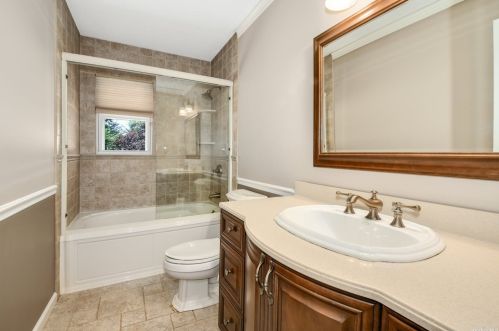 3 Lorijean Ln, Elwood NY  11731-4009 exterior