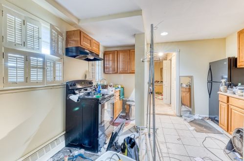 1 Greentree Cir, Westbury NY  11590-1510 exterior