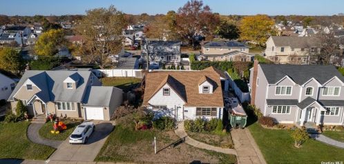848 Helene St, North Wantagh, NY 11793-1622