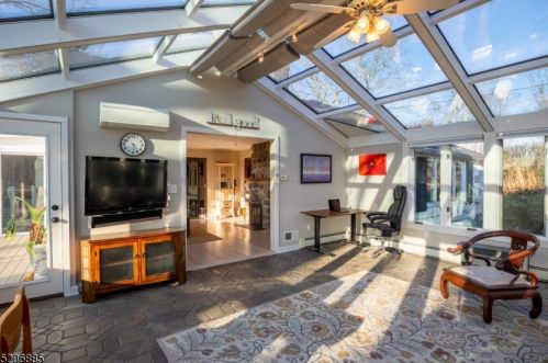 22 Crag Pl, Skyline Lakes NJ  07456-1814 exterior