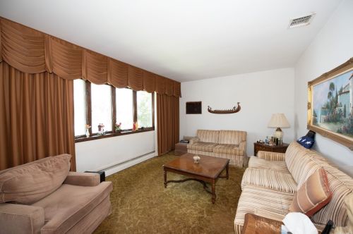 6 Celia Ln, Northport NY  11768-3049 exterior