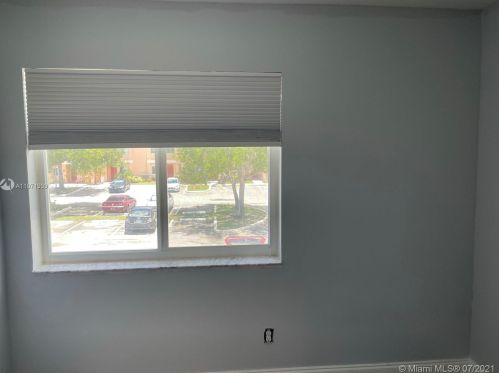 524 208 Dr, Hollywood FL 33029-2198 exterior