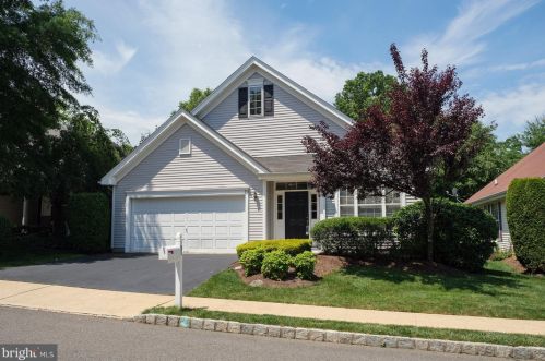 21 Honey Flower Dr, Trenton, NJ 08620-9687