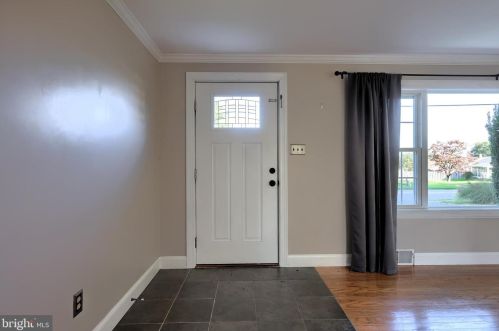 1898 Manor Ridge Dr, Lancaster PA  17603-4447 exterior