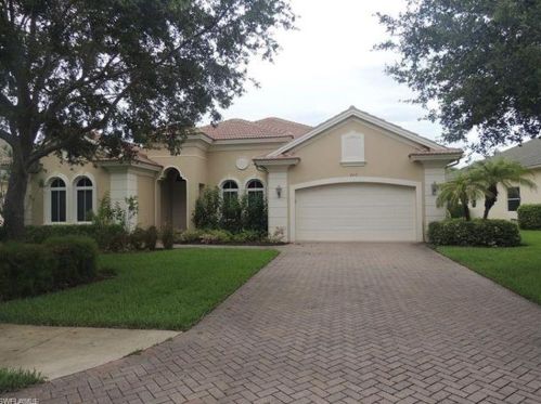 420 Saddlebrook Ln, Naples, FL 34110-1374