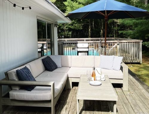 5 Skyes Neck Ct, East Quogue NY  11942-4436 exterior