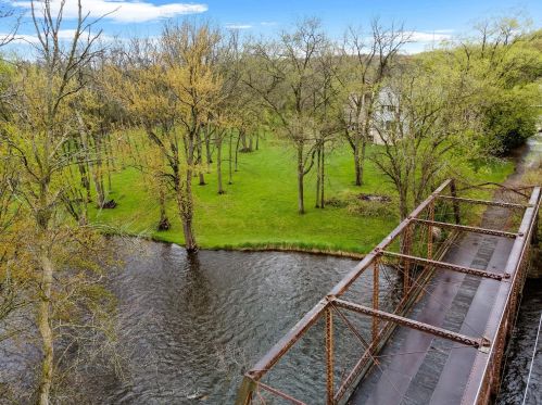 7198 River Dr, West Bend WI  53090-1163 exterior