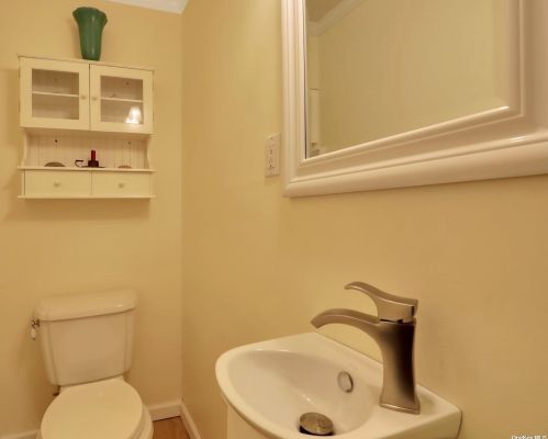 61 Bayonne Ave, Central Islip NY  11722-3429 exterior