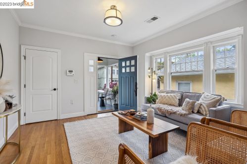 409 45th St, Oakland CA  94609-2124 exterior