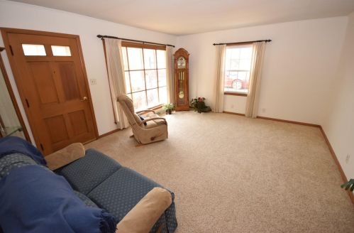 226 Hawthorn Dr, West Bend, WI 53095-4714