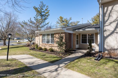 6 Cranberry Ct, Tinton Falls, NJ 07701-6780