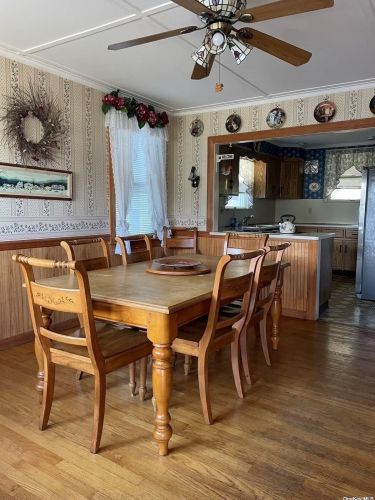 675 5th St, North Lindenhurst, NY 11757-5621